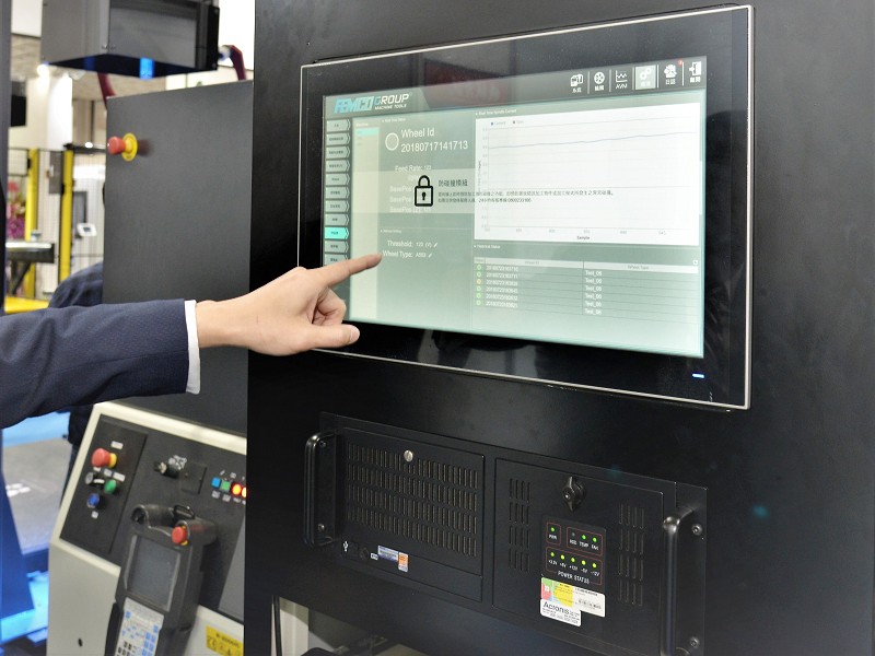 發得科技新發表的「智慧服務系統i-Service」，以簡單直觀的操作介面來貼近市場用戶的心，並將其應用於管理、維修與保養等各領域。（攝影／陳念舜）