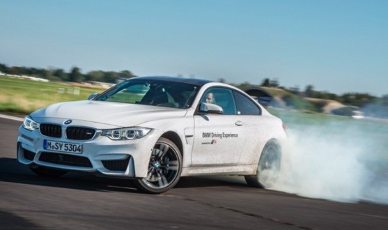 在測試賽道上檢測BMW M4 的過度轉向問題。