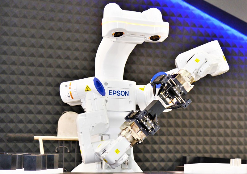 Epson雙臂機器人具備AI、2D/3D視覺及智能校正、力覺與多工/快換夾爪功能，未來能不必編程、教點、排列原材料，即可自主完成辨識、組裝等作業，大幅減省人力及成本。（攝影／陳念舜）