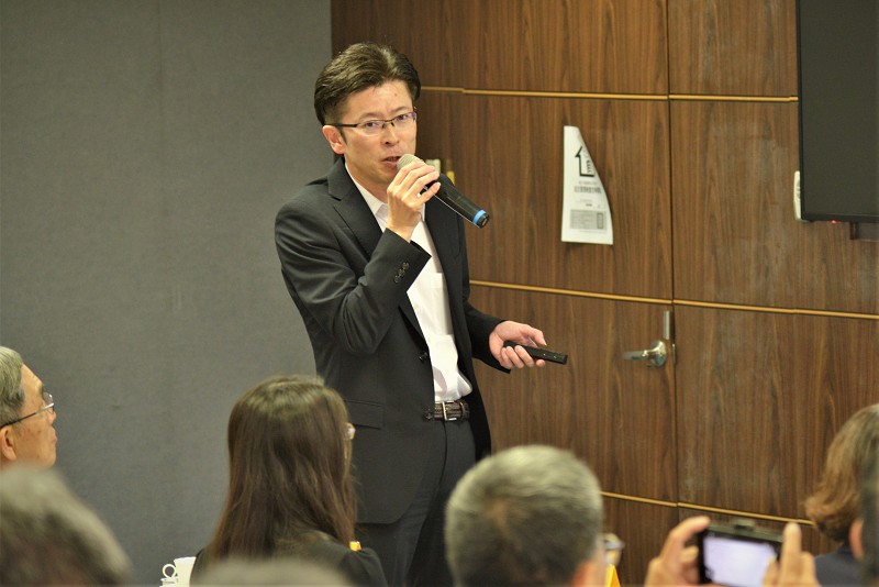 精工愛普生集團機械手臂營業部經理安田光一專程來台分享該集團研發中的管理設備內機器人工具，可經由軟體進行廠內多部機器人系統的操作監控、維護保養等。（攝影／陳念舜）