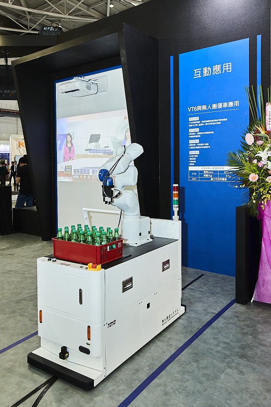 Epson將機械手臂搭配無人搬運車，可進行活動現場飲料發送，展現機械手臂的多元應用可能。