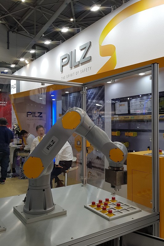 皮爾磁今年展出首次在台亮相的PILZ服務機器人模組，並以此機械手臂示範操作一條龍的創新服務。（攝影／王明德）