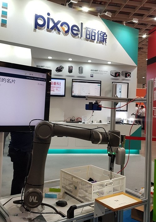 皕像科技展出德國IDS的各種工業相機產品，並有AI、嵌入式系統機械手臂整合的實際應用展示。（攝影／王明德）