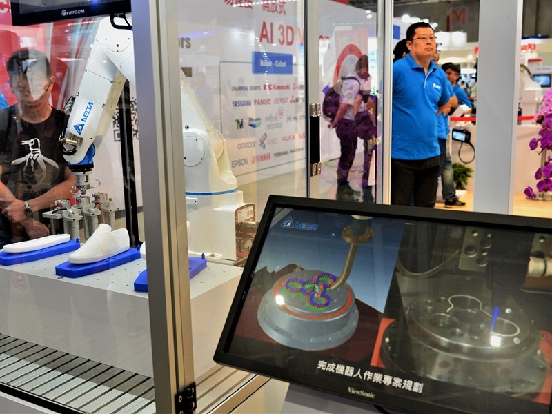台達機器人模擬整合平台DRASimuCAD，以虛實整合快速設計、模擬、建置機器人工作站，應用在製鞋業，可快速完成塗膠、去毛邊等加工作業模擬。（攝影／陳念舜）