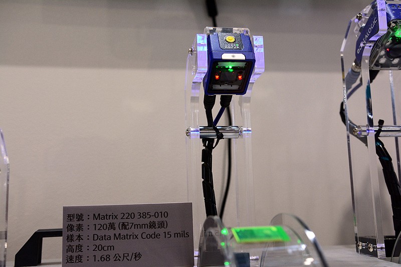 椰城展一系列條碼辨識與物流零售的辨識解決方案今年亮點Matrix 220圖像式條碼閱讀器方案即時的辨識數據與狀態顯示在控制面板上創新照明和電子對焦技術提供高速精準條碼辨識（攝影／籃貫銘）