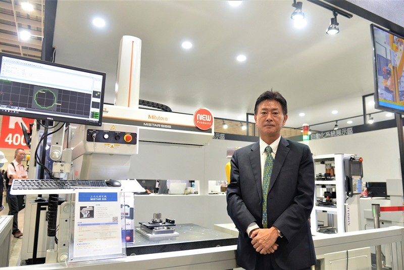 台灣三豐儀器公司董事長兼總經理田中朋夫表示，今年首度參展公開的三次元測定機Mi STAR，採取有別於傳統龍門型三次元測定機的懸臂式設計，可承受0~40℃大幅溫度變化，精度還能維持2.2μm。（攝影／陳念舜）