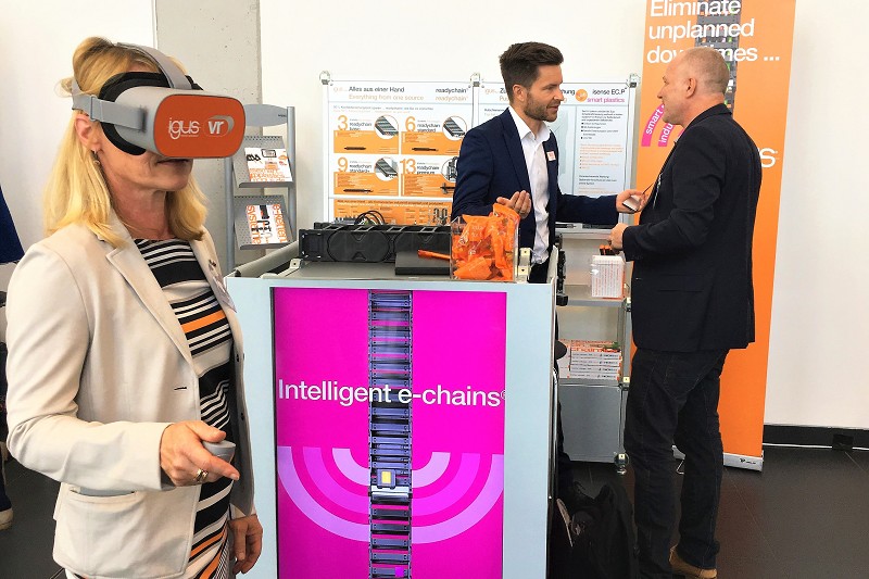 Igus近來也在各展覽場合提供VR裝置，讓潛在使用者身歷其境，體驗位於科隆的智慧工廠內部設置。（source：igus）
