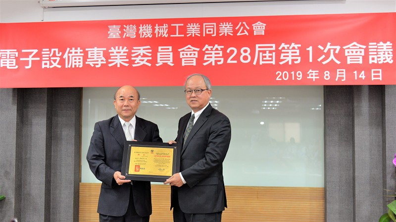 機械公會理事長柯拔希（左）親自主持電子設備專業委員會第28屆第一次會議，並頒發會長證書予元利盛精密科技公司董事長溫健宗（右）。（攝影／陳念舜）