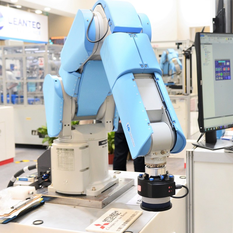 面對工業4.0時代強調產線多樣化及生產效率，原見精機近年來還成功推出獨特的直覺教導用觸覺介面「指尖教導環，應用於工業機器人的協同作業。(攝影／陳念舜)
