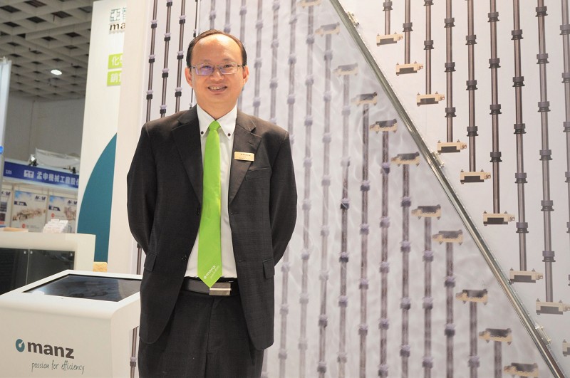 亞智科技資深業務處長簡偉銓表示，該公司自主研發成功的乾燥風刀因為利用在地生產製造，不僅可有效掌握交貨時程及成本，還能大幅提升製程效率。（攝影／陳念舜）