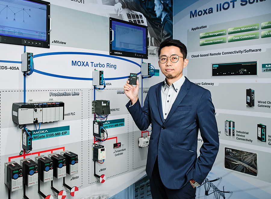 四零四科技工業物聯網解決方案處市場亞太區事業處開發經理林昌翰與名片大小的工業物聯網閘道器UC-2100系列。