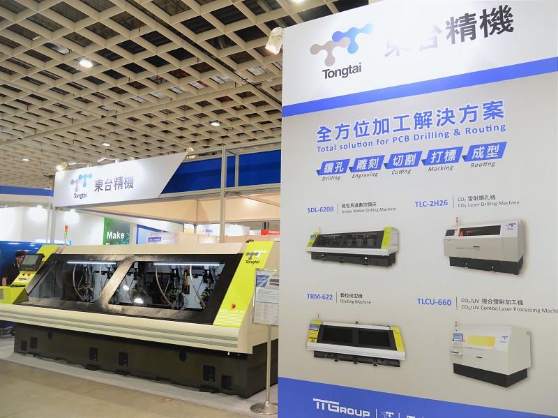 在2019年TPCA印刷電路板產業國際展覽會上，東台精機展出大檯面的線性馬達數控鑽床、CO2雷射鑽孔機，以及高精度多軸補正數控鑽床等高階機種。（攝影／陳念舜）