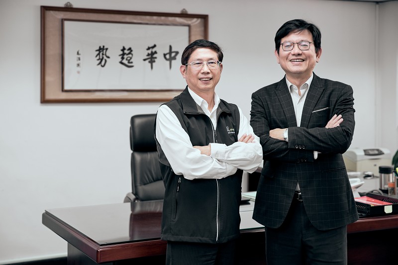 重視夥伴關係，林總經理（右）堅持一定要與中華電信智慧聯網處處長羅坤榮博士（左）一起合照。(攝影／王建發)