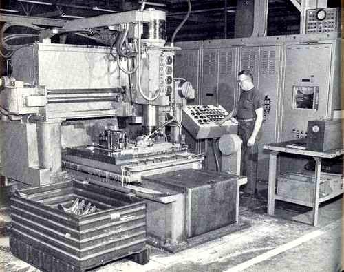 圖為1962年時一部美國NC工具機台，此時並沒有現在的電腦控制單元。（source: wimb.net）
