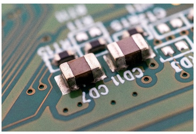 電阻、電容元件的體積微小，利用機器視覺系統，可以精準地捕獲元件影像並放大，結合相應的軟體，可以簡易地測量出元件尺寸並檢測出瑕疵，從而減少因人工疲勞而引起的檢測失誤。（source：兆鎂新）