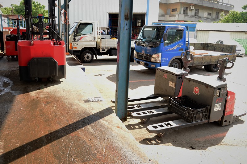 恆智重機進而推出多款自走式磁條導引電動運搬設備，可全方位客製化。（攝影／陳念舜）