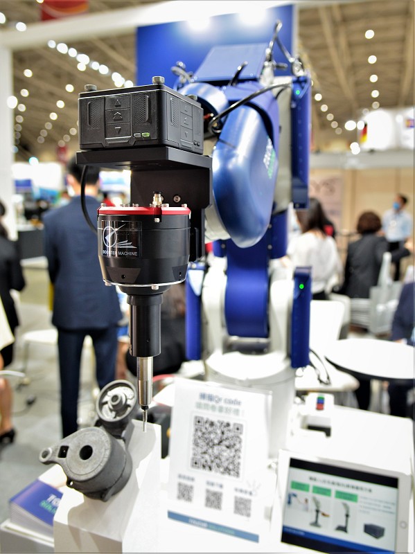 布斯特機械成功研發出全系列工業機器人專用浮動研磨工具模組，可完全貼近客戶不同製程的研磨拋光所需。（攝影／陳念舜）