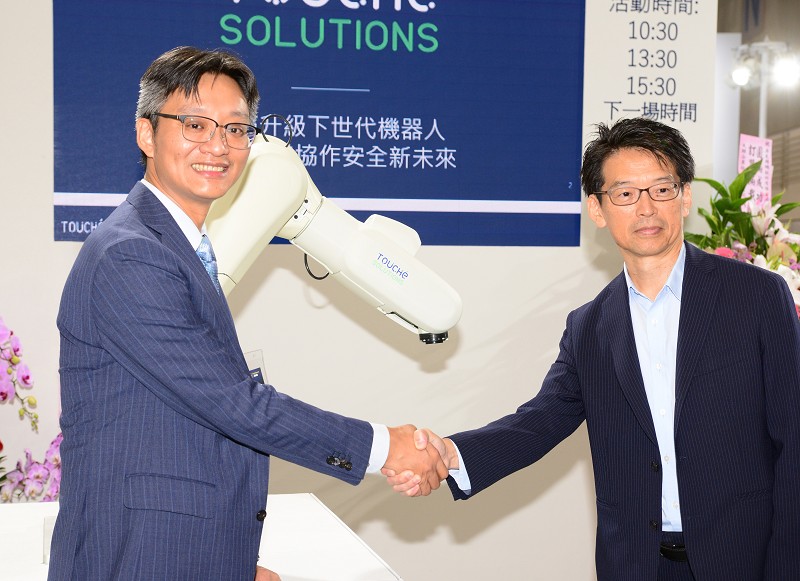 原見精機的「T-Skin安全皮膚」方案獲得日本川崎重工採用。圖為董事長蘇瑞堯和川崎重工台灣總經理小野晃司（右）。