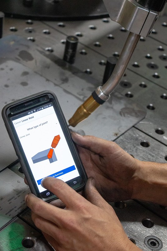 Hirebotics推出的手機應用程式與雲端軟體可驅動全新的BotX Welder自動化焊接解決方案，此一解決方案是基於UR10e協作型機器人的平台所開發。