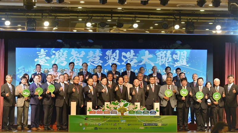 機械公會持續推進與電電公會、軟體協會和旗下系統整合、設備與製造業者等超過20個產學研單位攜手，共同成立「台灣智慧製造大聯盟」，協同上下游設備與製造業推動數位轉型。（攝影／陳念舜）