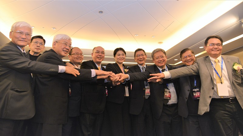 工具機公會2020年廣邀協會及法人共9個單位簽署《推動半導體設備在地化跨產業聯盟合作備忘錄》，持續為台灣產業注入更多競爭力新動能。（攝影：陳念舜）