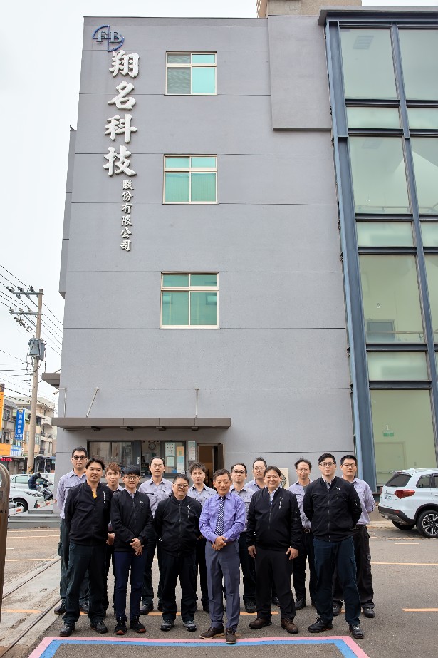 翔名科技公司總經理吳宗豐與公司團隊合影。（source：SmartAuto）
