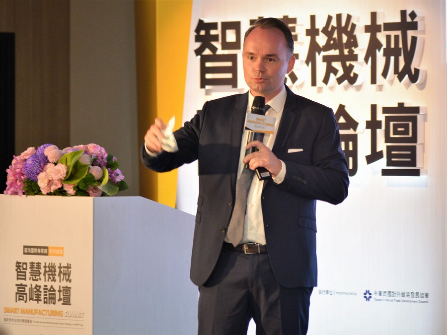 台灣西門子數位工業總經理席德塱指出，後疫情時代工具機產業面臨了4大挑戰，工具機和CNC數控系統廠商必須經歷快速的數位化轉型與發展。（攝影：陳念舜）