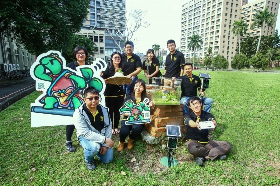 台灣新創蜂巢數據科技成立了三年有餘，該團隊跨域合作開發的「阿龜微氣候」智慧農業解決方案也已開枝散葉，全台設置了超過百個案場。右下為蜂巢數據科技行銷長盧安邦。