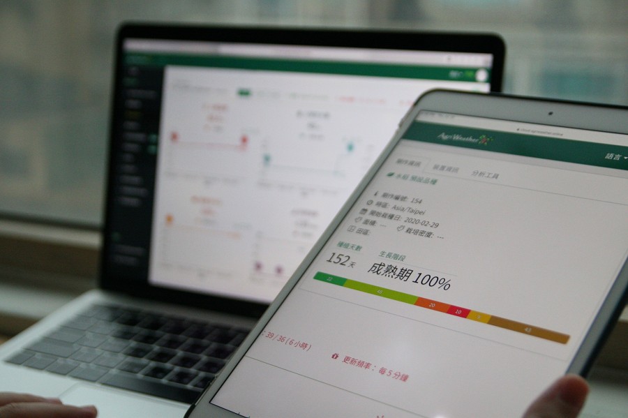 智慧農業應用除了蒐集數據，提供智慧化與自動化的分析結果與建議更是關鍵，阿龜微氣候善用行動裝置，設計出資訊可視化的使用者友善介面，創造農業數據的洞見價值。（source：阿龜微氣候）