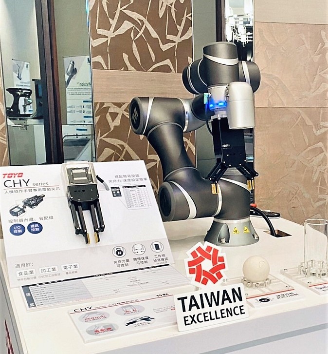 東佑達利用電動夾爪一體成型的設計，憑藉獨有I/O控制扭力、隨插即用等軟硬體整合優勢，再搭配專用法蘭接頭，就能快速安裝於工業機器人上配套銷售。（攝影：陳念舜）