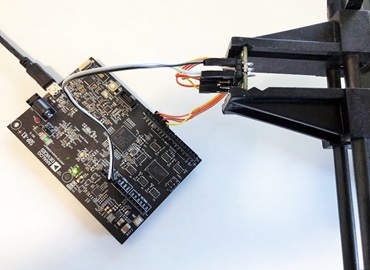 使用EVAL-ADXL35x、SDP-K1和PanaVise支架的測試裝置。