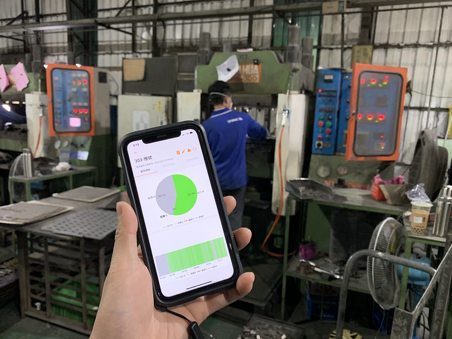 谷林運算主要提供客戶經亞馬遜AWS IoT Core認證機上盒，讓管理者隨時隨地都能透過監測三色燈及PLC設備，掌握當下生產狀況，或查閱歷史資料分析預診，實現工廠管理最佳化。（source：谷林運算）