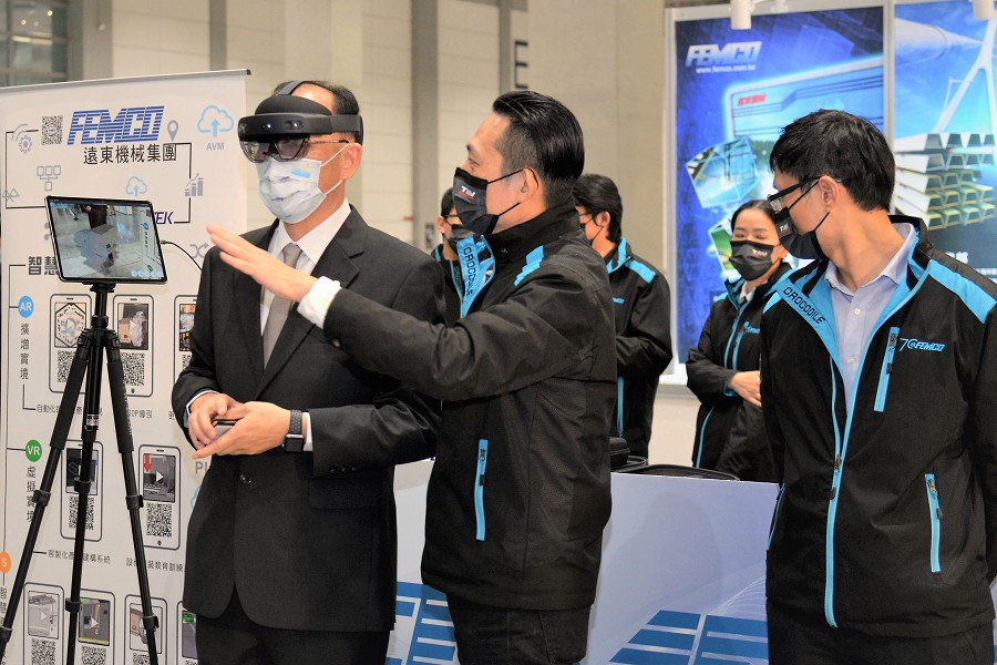 發得科技整合工研院機械雲、達梭系統3DEXPERIENCE平台，並搭配AR裝置（HoloLens）提供客戶沉浸式環境體驗 ，展示其AVM全檢+數位分身解決方案。