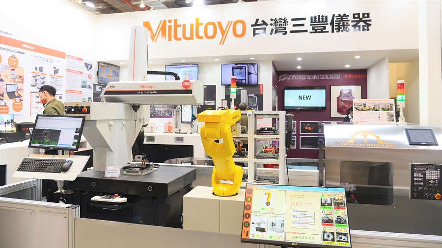 台灣三豐展出其加工現場專用三次元測定機，搭配工業機器人、CNC工具機的簡化版自動化量測解決方案，強調可設置於生產線加工設備側的優勢。（攝影：陳念舜）