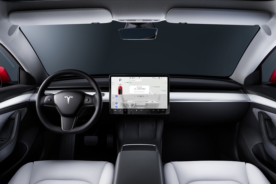 TESLA創新採用置於駕駛艙的平板螢幕作為車輛資訊顯示儀表- Model 3。
