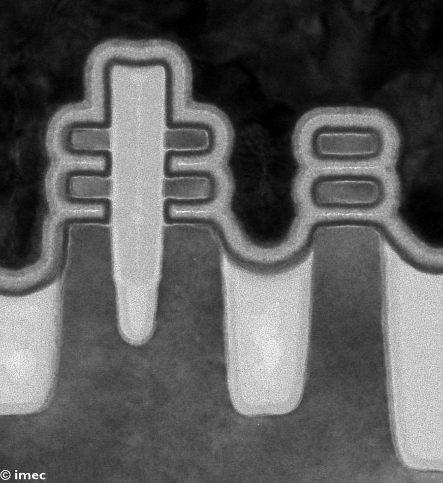 整合於同片晶圓的奈米片與叉型片之穿透式電子顯微鏡（TEM）影像。其中，叉型片的n-p間距只有17nm，並成功整合了雙功函數的金屬閘極。