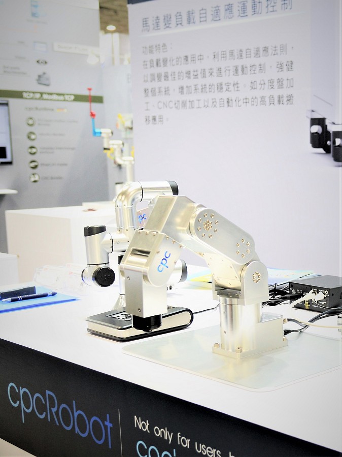 直得科技打造出尺寸僅有一張A4紙大小的cpcRobot系列微型六軸機器人，為市場上最小的協作型機器人。（攝影：陳念舜）