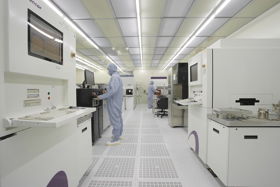 半導體產業生產過程需要高精密度線性傳動系統。（source：merckgroup.com）