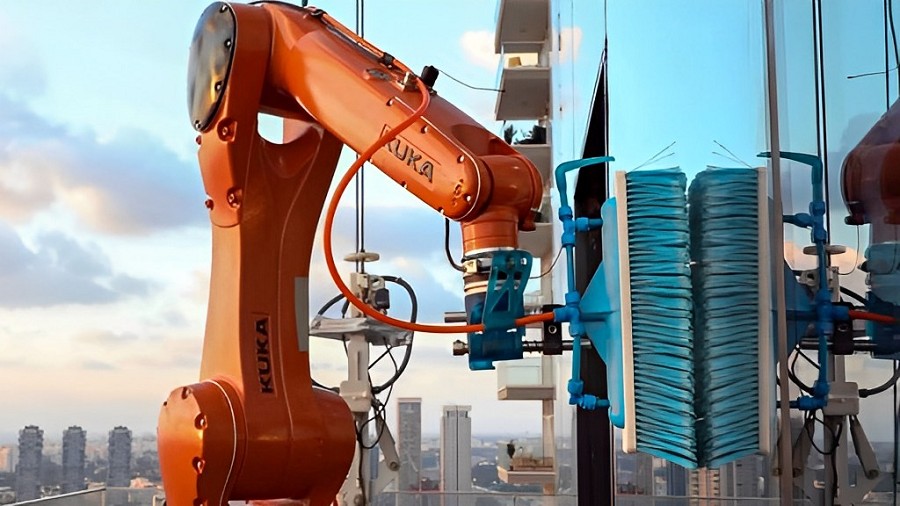 KUKA的KR AGILUS小型機器人執行自動化清洗外牆任務。(source：Skyline Robotics)