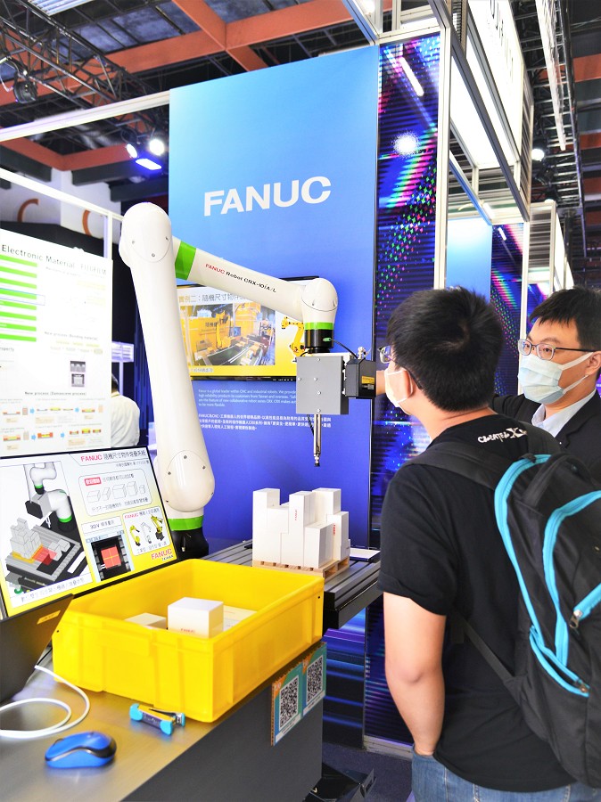 FANUC因應物流堆棧應用需求開發出一套硬體架構，包括利用CRX機器人搭配自家3D視覺感測器解決方案及專利技術，進而找出最佳堆疊方法。（攝影：陳念舜）