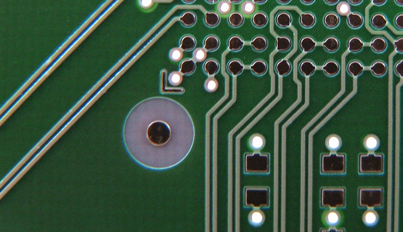 用於PCB塗層系統的光學檢測應用：視覺系統可以讀取物體上的條碼和純文本（OCR），以及確定靶標的位置和方位。