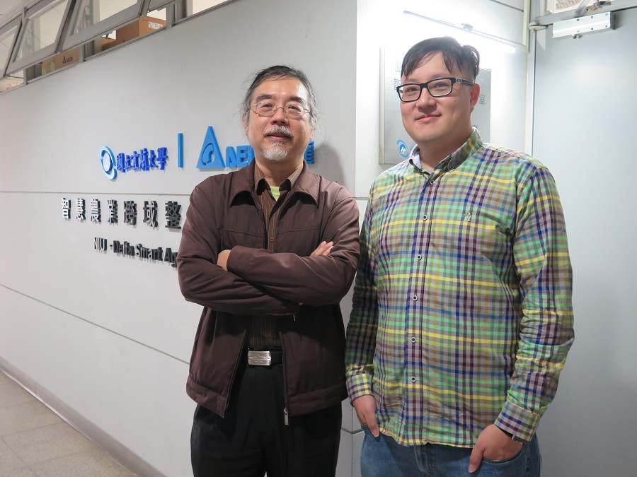 宜蘭大學生物機電工程學系張明毅教授（左），與負責建置和管理智慧農業實驗室的梁辰瑋助理教授（右）