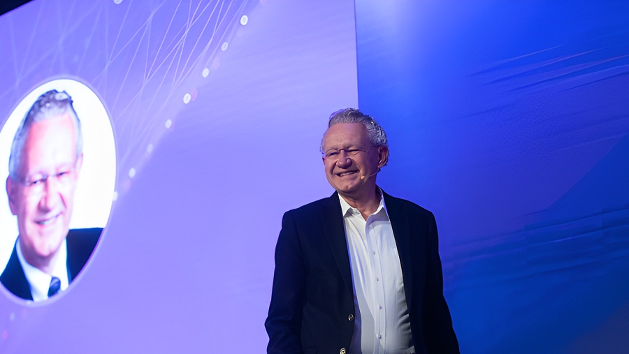 新思科技（Synopsys）董事長暨執行長 Aart de Geus認為，「我們正在用AI催化未來（Catalyze the Future）。」（source：Synopsys）
