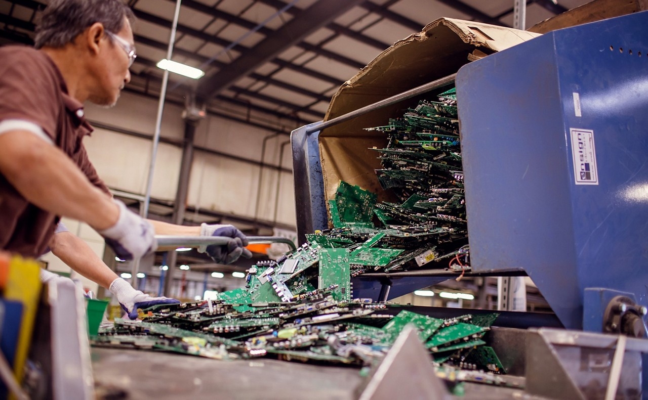 產業快速增長，使得電子廢物（e-waste）的處理成為重大環境問題；通過減少、維修和回收利用，可大幅減少電子廢物。（source：Dell）