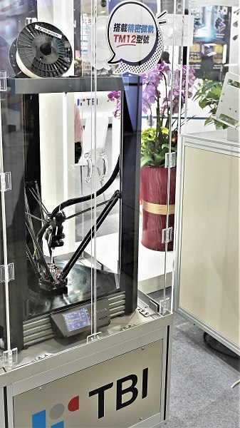 全球傳動持續推廣其率先量產的滾珠花鍵產品，同時展出最新微型螺桿/線軌在自動化應用案例。（攝影：陳念舜）