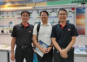 永鉅電機業務部產品經理陳沈宏(右)（攝影：王岫晨）