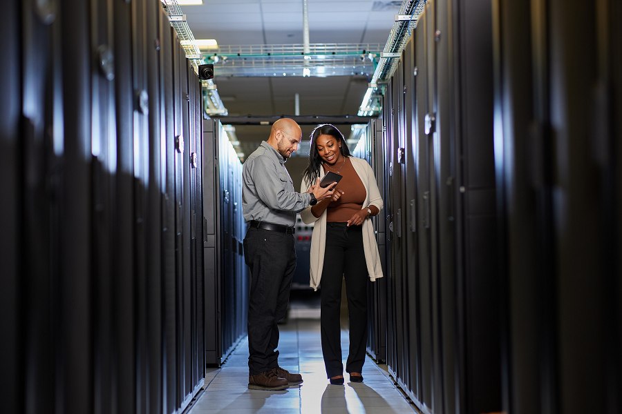 電腦機房如果遇到短路，可能造成重要資料損失，因此需要確保穩定性。（source：施耐德電機）