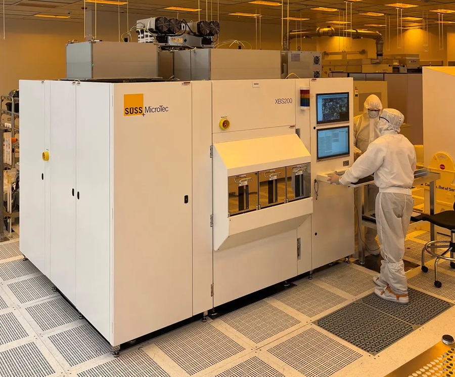 響應國家政策，佛羅里達大學成立佛羅里達半導體研究所（Florida Semiconductor Institute；FSI），是一個校園和全州協調中心。圖為SkyWater 技術人員在公司的實驗室裡操作半導體晶圓接合機。