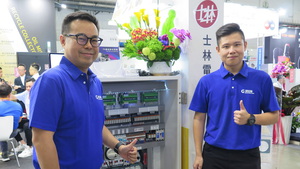 士林電機國內營業處機器事業群專案課長呂承勳(左)、機器事業群專員湯東憲(右)（攝影：王岫晨）