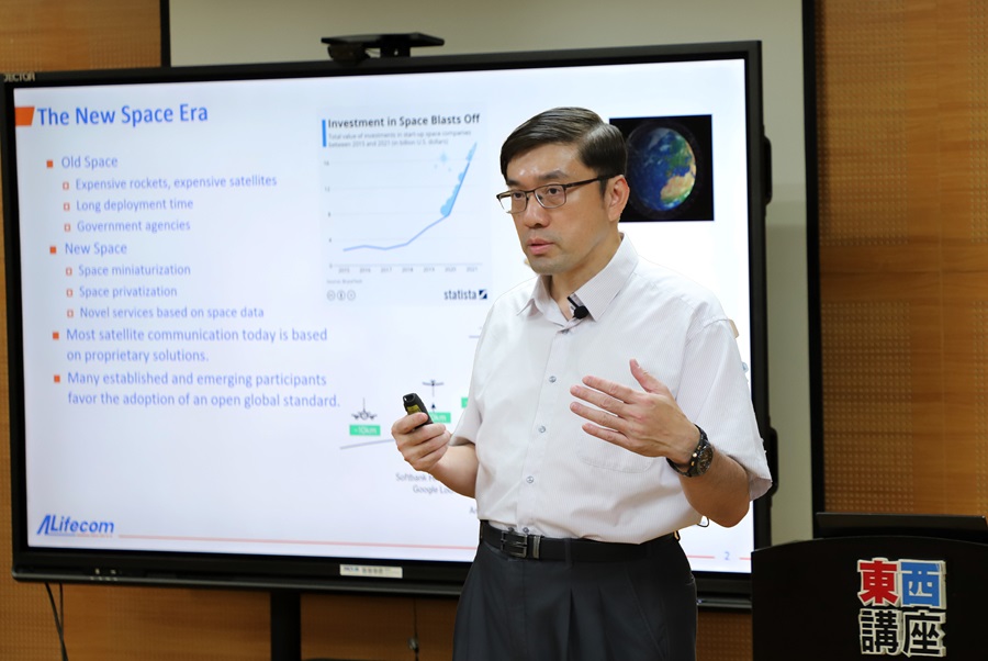 ALifecom富宇翔科技首席知識長陳達慶博士，從通訊技術的角度切入，分享通訊產業的新篇章，並迎接充滿挑戰與機遇的通訊新時代。